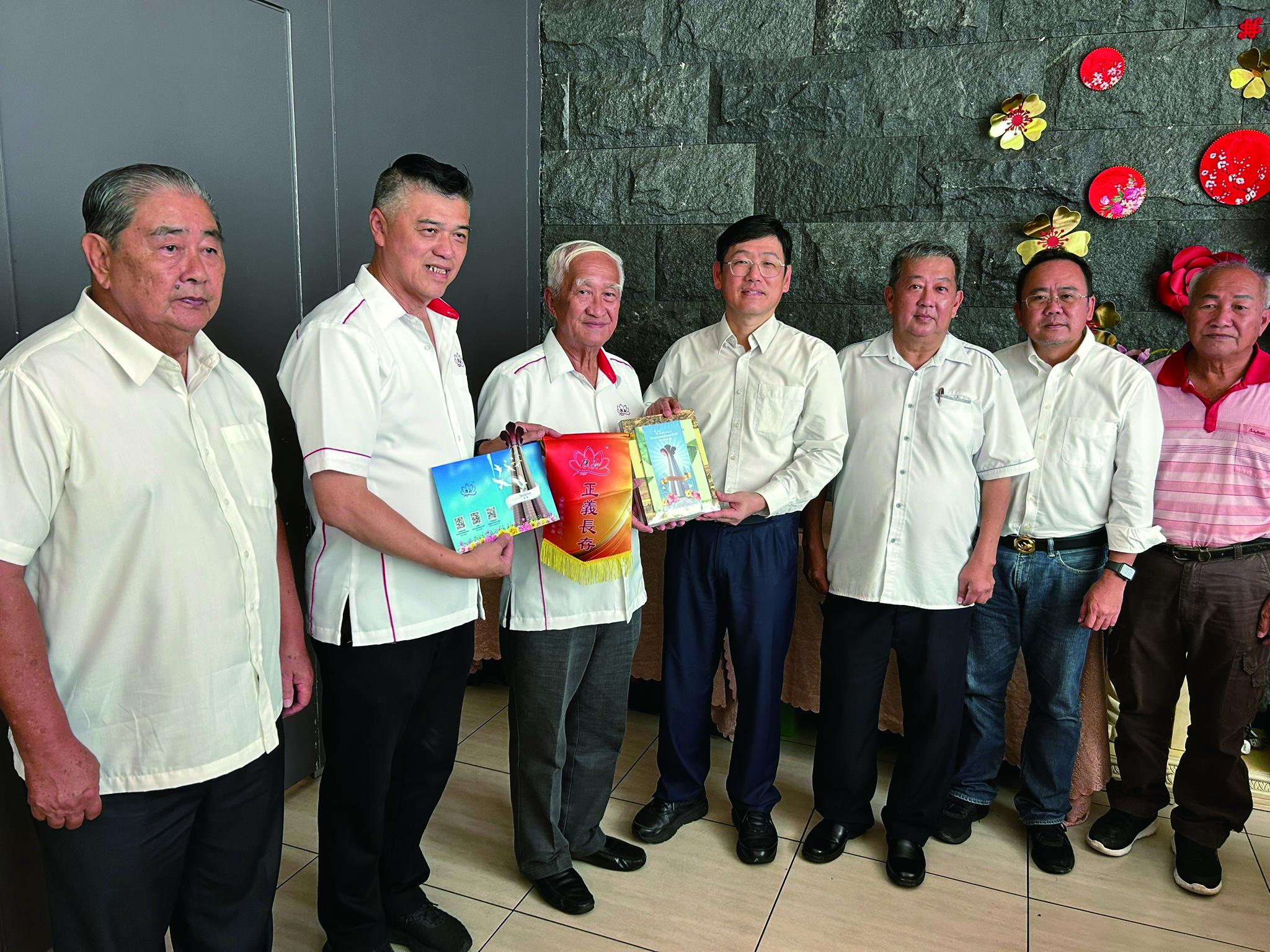 吉隆坡广东义山出席马六甲华人抗日义士纪念碑公祭仪式