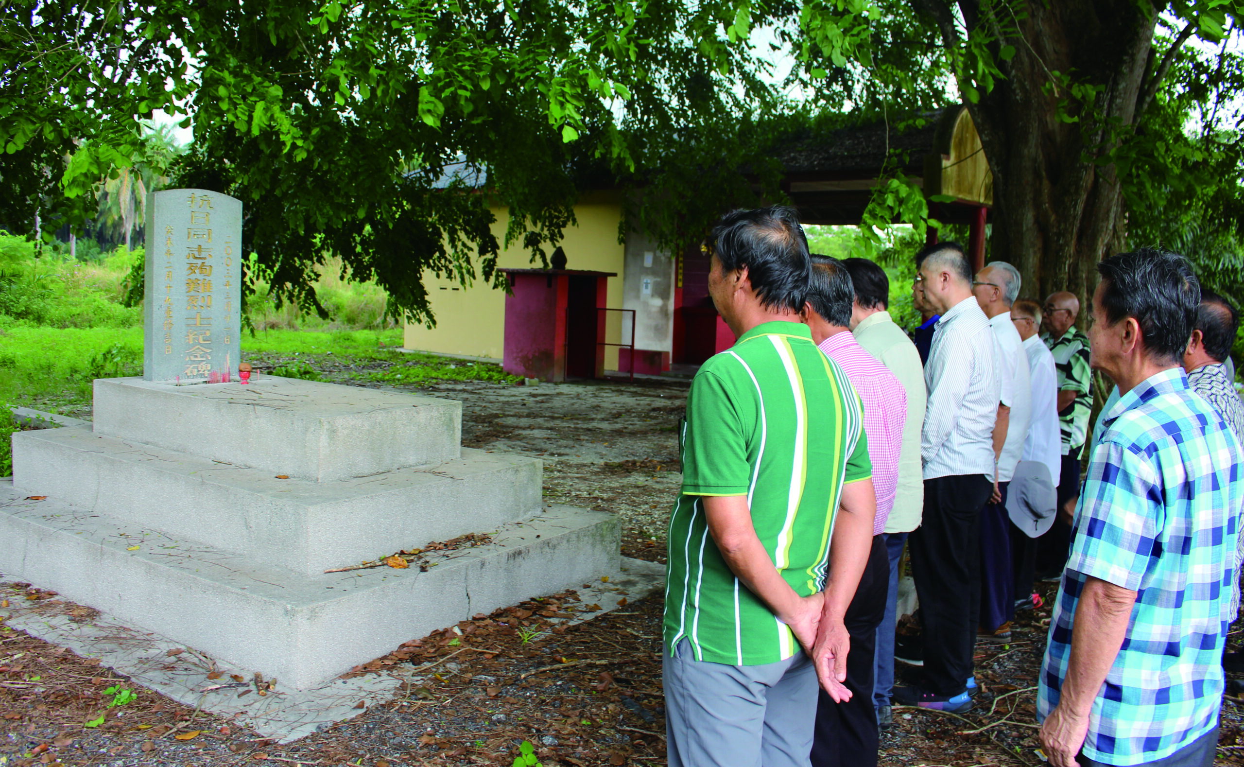 吉隆坡广东义山董事于冷甲“抗日同志殉难烈士纪念碑”致敬