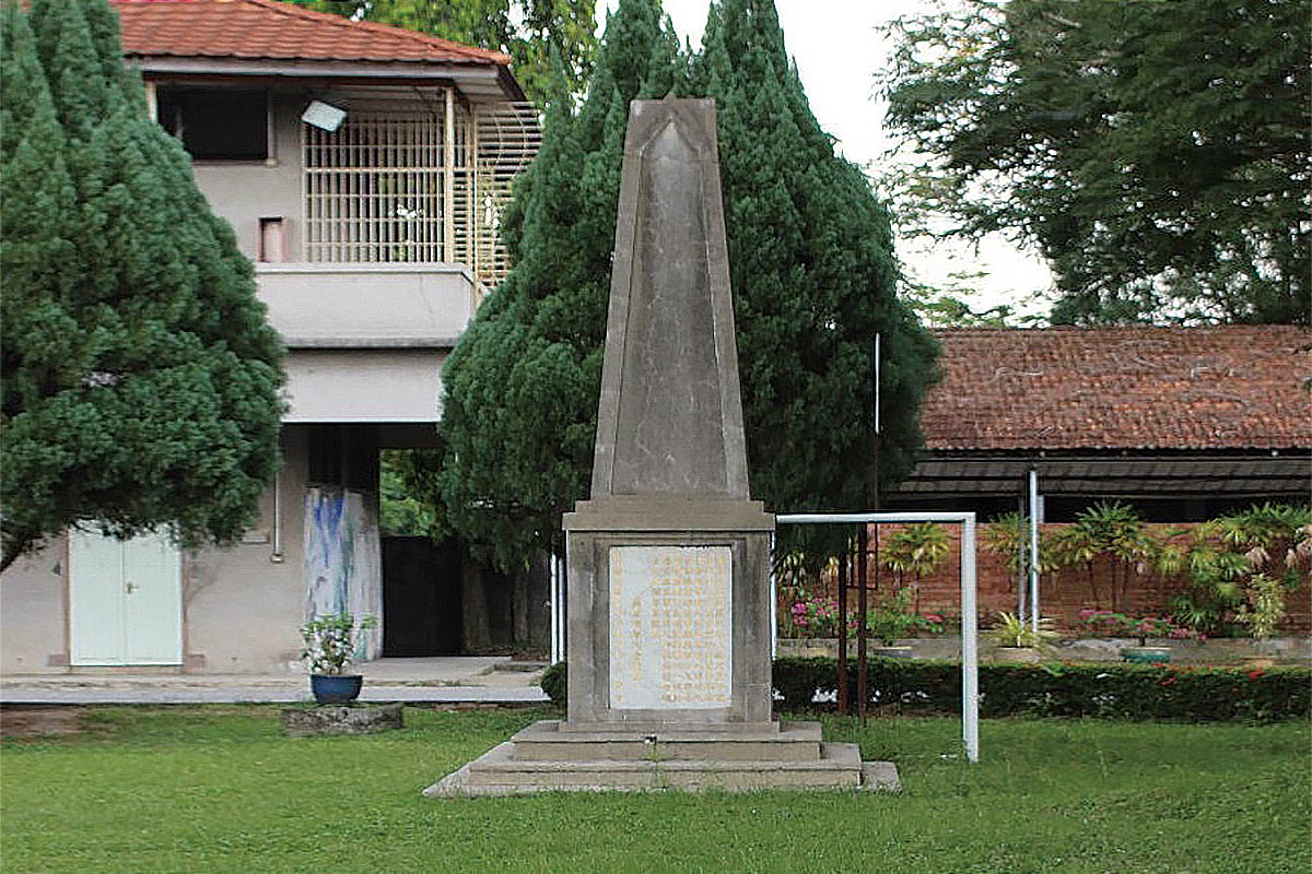 育才国民型中学“英勇牺牲战士纪念碑”